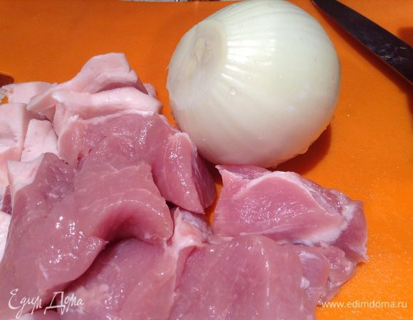 Сделать фарш из свинины и лука.