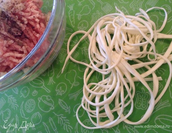 Добавить перец, 1 щепотку базилика и сыр чечил (мелко нарезать). 
Осторожно!!!!!!!
Сыр соленый!!!!
Соль не добавлять!!!!!