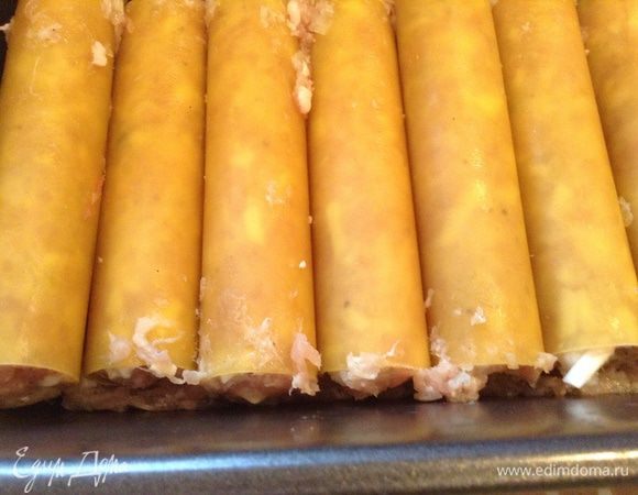 На дно формы выложить остатки фарша и каннелони.