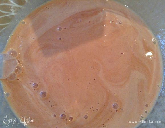 Смешать сливки и сок.