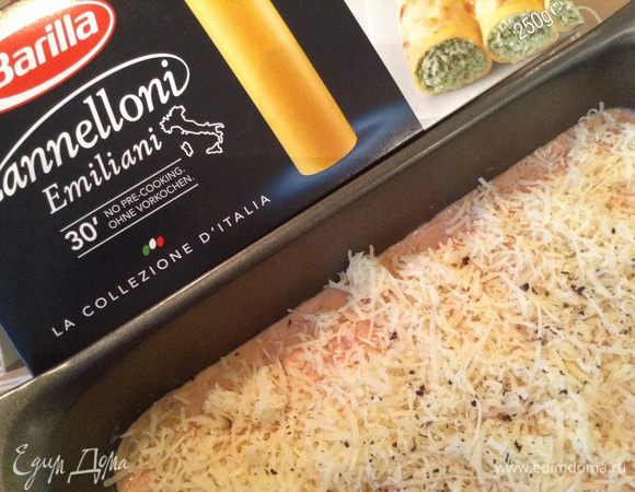 Залить соус в форму, посыпать сыром и базиликом.