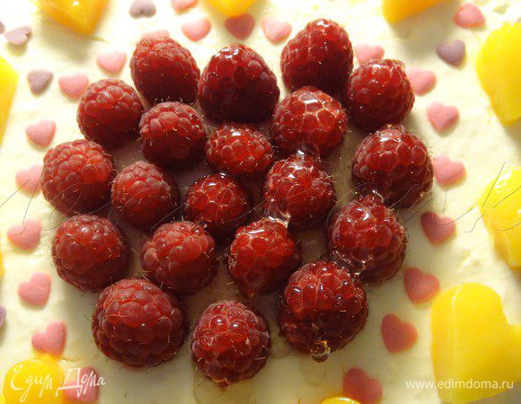 Ягоды сверху промазала желирующим сахаром. Для этого в кастрюльке смешала желирующий сахар и воду, довела до кипения, отставила на 1 минуту и опять довела до кипения. Дала немного остыть, время от времени помешивая, и покрыла ягоды для блеска и сохранности. Поставила в холодильник на полчаса-час для того, чтобы желе застыло.