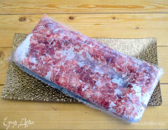 Итак, мы переступили порог моей квартиры, я зашла на кухню, поставила катрюлю с водой на плиту. Достала из морозилки фарш, который обычно делаю сама из добычи папы-охотника - кабанятины и лосятины (или уж из покупных свинины и говядины) и замораживаю в виде тонких пластов.