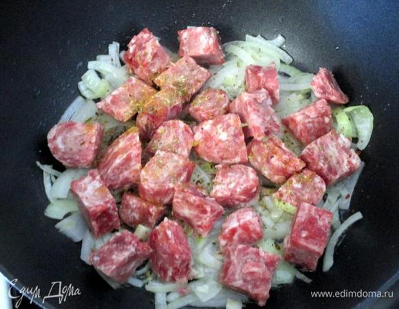 Добавила кусочки фарша к луку, посыпала итальянскими травами с паприкой, при перемешивании на сильном огне он готовится считанные минуты. Параллельно я ещё успела приготовить тесто для манника и засунуть его в духовку, чтобы было потом что дать на завтак детям перед школой. К моменту готовности такой поджарки и макароны тоже были готовы.