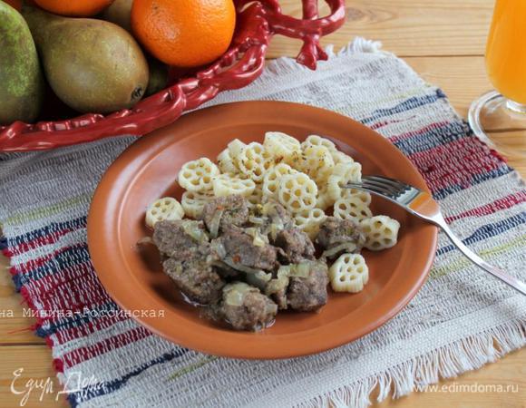 Я крикнула: "Саша, иди ужинать!" На кухню вошел изумленный Саша и сказал "уже?! готово?! ты меня поражаешь, я за это время только руки успел помыть и каналы на телевизоре попереключать!..." Быстрый почти моментальный ужин для двух уставших трудоголиков на заре из будущих отношений - это было очень... романтично)) Незамедлительно переименовала в своей телефонной книге "практ" на Александр ;) В конце лета я совершенно счастливая неодинокая женщина ухахатываясь заполняла его "зачетку", "аттестацию" и "характеристику практики". Мы вместе 6,5 лет, растим нашу дочь, которой сейчас 5 лет, ждем моего старшего сына из армии, помогаем встать на ноги моему среднему сыну студенту техникума. В прошлом году приступили к строительству дома своей мечты. Желаю всем семейного счастья, любви и приятных романтичных моментов!