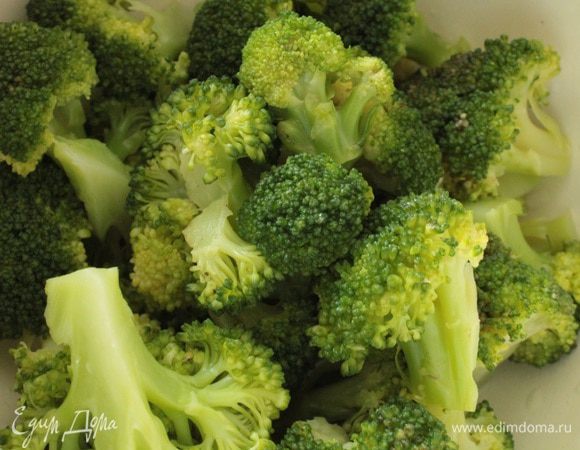 Брокколи разделить на соцветия,промыть и отварить 2 минуты в небольшом количестве воды,в которую добавить соль по вкусу и чайную ложку лимонного сока,затем воду слить и остудить брокколи холодной водой для сохранения цвета.