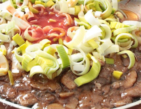 Куриную печень промыть,удалить прожилки,обсушить на бумажном полотенце.Затем быстро обжарить в сковороде с растительным маслом с двух сторон (примерно по 1-2 минуты с каждой стороны) до легкой золотистой корочки.Обжаренную печень убрать в отдельную посуду и накрыть крышкой.В сковороду,где жарилась печень,выкладываем нарезанный лук,затем через 2-3 минуты добавляем грибы,помешивая ,обжариваем до испарения жидкости,добавляем лук-порей и густой томатный сок(я использовала от помидор в собственном соку).Перемешать,добавить соль,молотый перец и тушить 5 минут,что бы лук-порей немного обмяк.