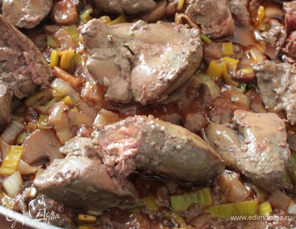 Выкладываем обжаренную печень, (если жидкость сильно испарилась,добавьте немного кипятка), добавить кусочек лаврового листика и ароматные травки по своему вкусу,я добавляла немного сухого укропа. Сковороду накрыть крышкой и тушить 2-3 минуты.