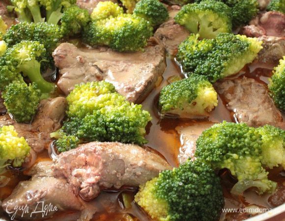 Выкладываем брокколи,накрыть крышкой и тушить еще 2-3 минуты. Все, блюдо готово. Приятного вам аппетита!