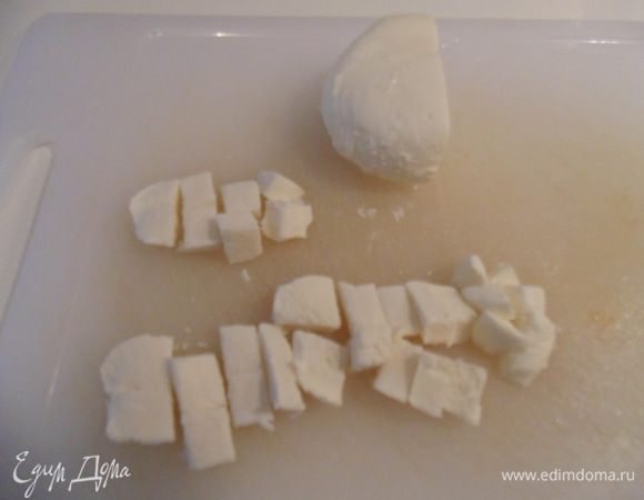Моцареллу порезать маленькими кубиками.