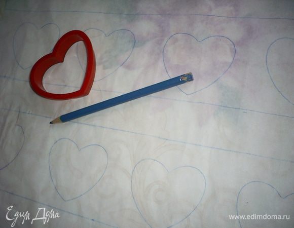 Мы будем выпекать дно и цветные стенки для нашего бисквита. Для начала нам предстоит сделать необходимые расчеты. У меня была форма диаметром 23 см и высотой 8 см. Для бортиков мне понадобилось две полоски шириной 8 см и длинной 38 см каждая. На бумаге для выпечки начертим полоски и нарисуем на них сердечки, такого размера и формы, как вы пожелаете.