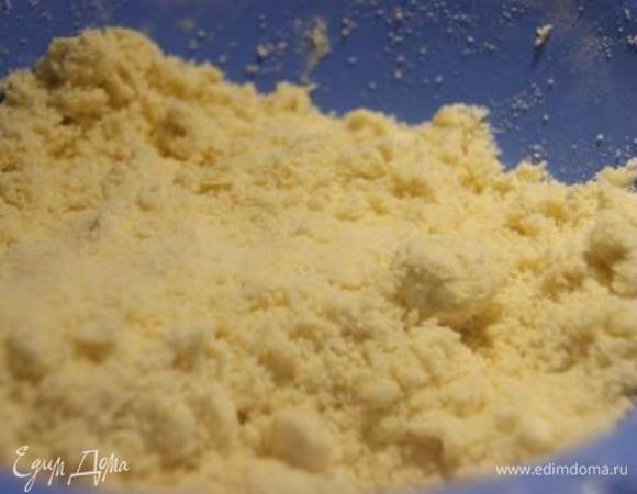 Готовим песочное тесто. Холодное масло порубить кубиками, смешать с сахаром и мукой в крошку.