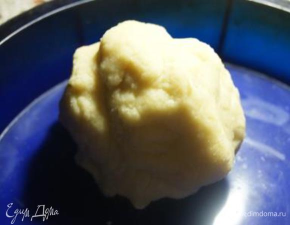 Добавить яйцо, замесить тесто.