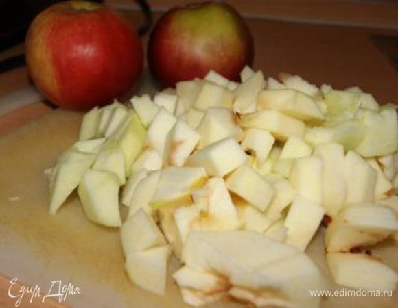 Тем временем яблоки очистить, порезать дольками.