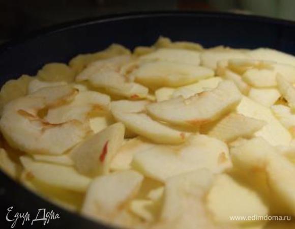 Яблоки выложить в форму, отправить в духовку на 20 минут при 180 гр.