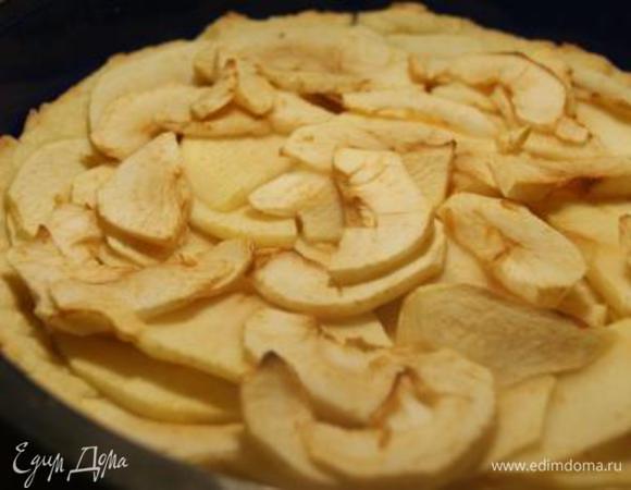 Пирог вынуть из духовку. Вот такой, слегка румяный он должен быть.