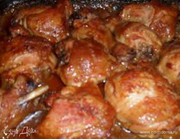 Курочку нарезаем на кусочки, солим, перчим и обжариваем в разогретом растительном масле.