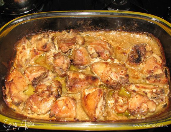 Складываем в кастрюлю (я в этот разрешила запечь в духовке и сложила в форму,а так тушим на газу) заливаем смесью из сметаны, вина, толченого чеснока, рубленых орехов, обжаренных на сковороде, и порубленной зелени.