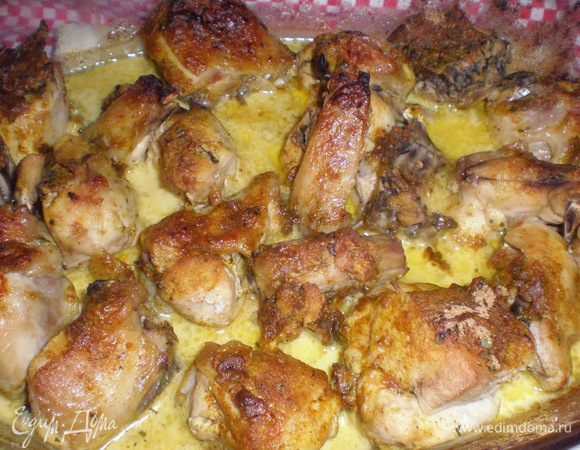 Тушим 20 минут, затем присыпаем мукой (я даю чуть меньше столовой ложки, где то десертную ложку, перемешиваем и тушим ещё пять минут. Можно подавать с любым гарниром.