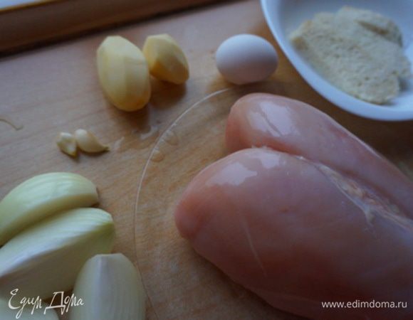 Грудку куриную моем, отделяем от костей, режем. Готовим все ингредиенты: лук, чеснок, яйцо, картофель (я взяла две картофелины сырые и одну вареную), батон  предварительно замочила в молоке, 