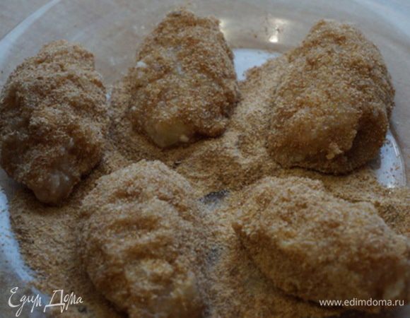 Сформировала котлетки, обсыпала сухарями, 