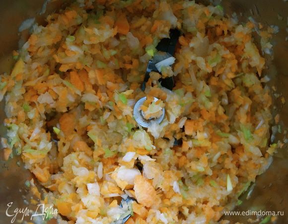 Приготовить мясной соус-рагу. Овощи (лук, морковь, стебель сельдерея) мелко нарезать (я измельчаю в кухонном комбайне для однородности).