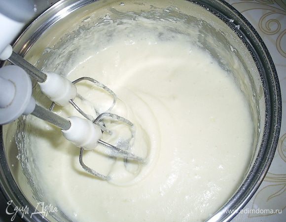 Не прекращая взбивания, добавляем по одному белки и взбиваем до получения гладкой однородной массы.