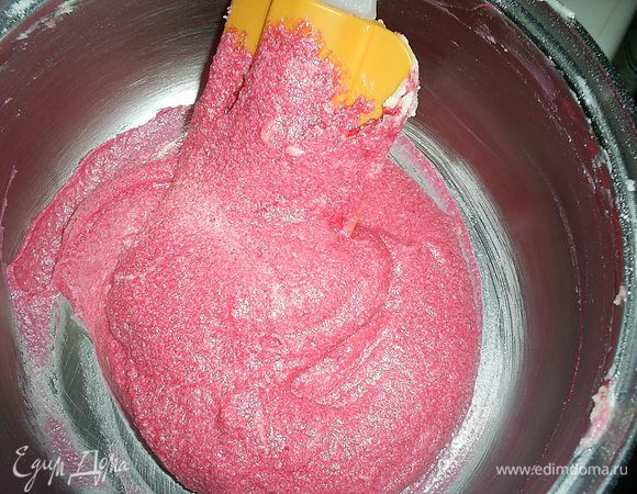 Затем добавляем красный краситель. У меня был порошковый вишневый. Я взяла примерно четверть чайной ложки и растворила его в половине чайной ложки воды перед добавлением в тесто. Размешать до однородности.