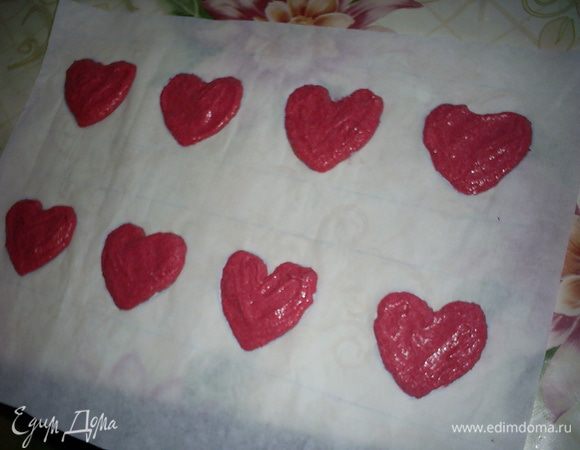 На каждое сердечко выкладываем чайной ложкой тесто и обратной стороной распределяем по сердечку. Не забудьте перевернуть бумагу, чтоб карандаш был с другой стороны, перед тем как выкладывать на нее тесто. Готовые сердечки отправляем в морозилку, чтоб они хорошенько застыли.