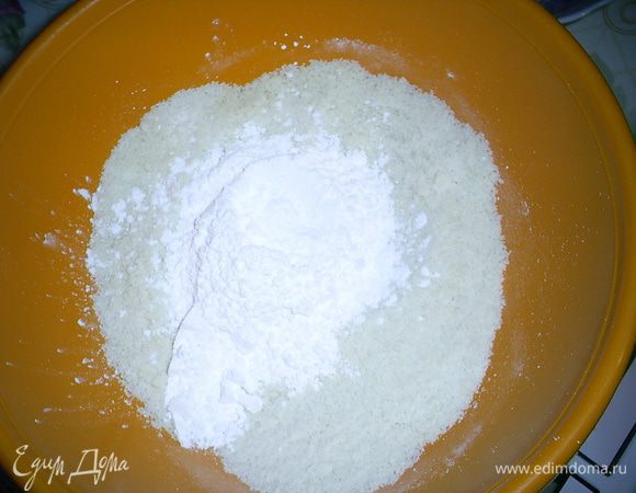 Просеиваем в миску муку, миндальную муку и сахарную пудру.