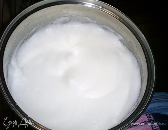 Белки взбиваем без сахара до мягких пиков.