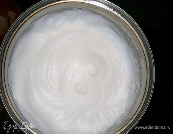 Постепенно добавляем сахар, не прекращая взбивания, и взбиваем до состояния твердых пиков. Взбитые белки убираем в холодильник.