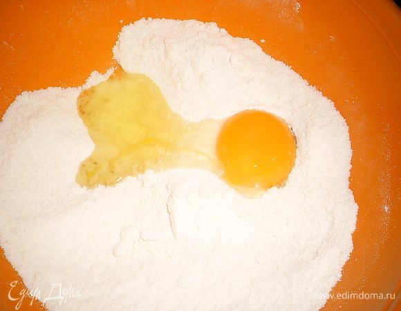 В сухую смесь по одному добавляем яйца, после каждого взбивая до полной однородности массы.