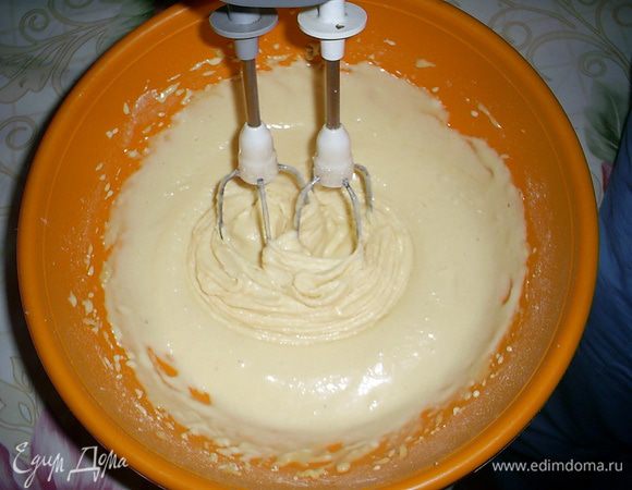 После добавления последнего яйца мы должны получить однородную светлую массу. Взбиваем примерно 10 минут.