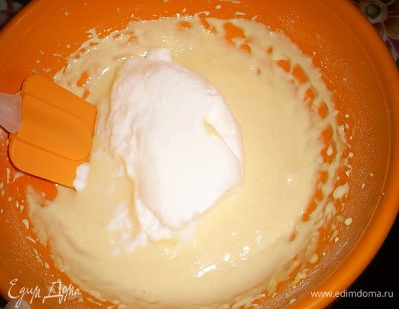 Теперь в три приема добавляем взбитые белки. За один прием добавляем третью часть белков и аккуратно перемешиваем лопаткой сверху-вниз от краев к центру.