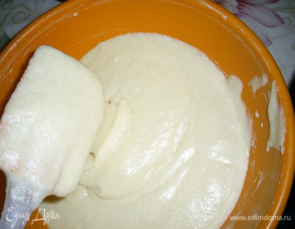 Получаем довольно густое тесто. В последнюю очередь добавляем растопленное сливочное масло комнатной температуры. Перемешиваем лопаткой, чтоб масло равномерно разошлось по тесту. Третью часть теста сразу перекладываем в форму, дно которой выстелено пергаментом. 