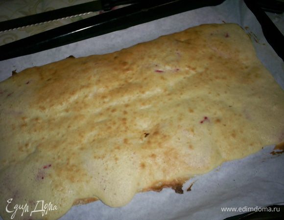 Оставшееся тесто равномерно распределяем по бумаге с сердечками. Духовка к этому времени уже разогрета до 220 градусов. Отправляем противень в духовку примерно на 10 минут.