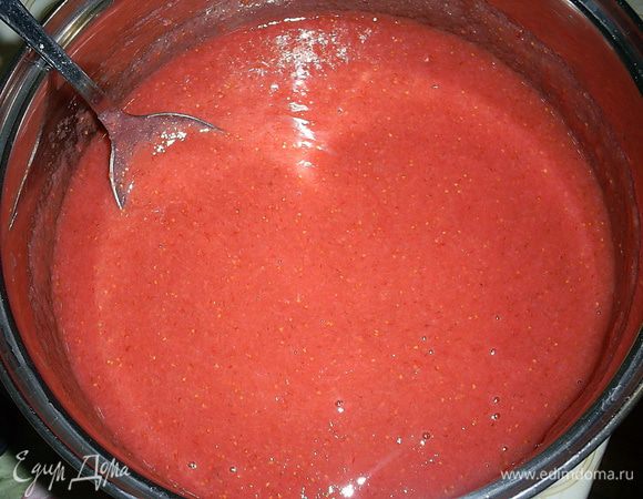 Пока бисквиты остывают, приступим к приготовлению мусса. Нам понадобится 0.5 литра готового пюре. Я брала замороженную клубнику, ее мне понадобилось взять примерно килограмм. Заранее размораживаем клубнику, жидкость сливаем. Желатин заливаем 3 ст.л. клубничного сиропа или воды. В рецепте было 12 г желатина, но мне этого показалось мало. Вы можете взять столько же или чуть больше, все зависит от желаемой консистенции мусса и силы желатина.
Клубнику пюрируем блендером. Добавляем в нее сахар, лимонный сок и цедру. Оставляем минут на 20. 