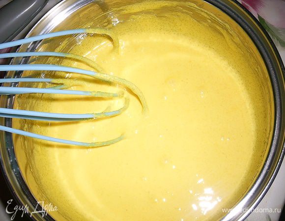 Желатин заливаем 2-3 ст.л. холодной воды. Займемся баварским муссом. Желтки растираем с сахаром и ванилином до побеления. Тем временем вскипятим молоко.