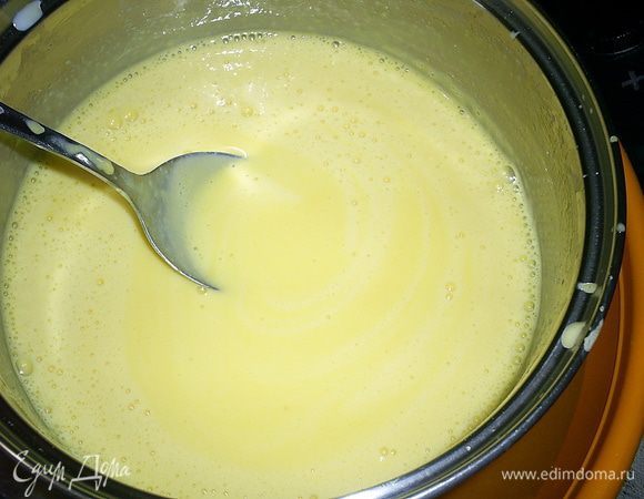 В желтки, постоянно помешивая, тонкой струйкой вливаем кипящее молоко. Ставим смесь на медленный огонь и варим, постоянно помешивая, до загустения. Как только желтки загустели - сразу ставим кастрюльку с ними в емкость холодной водой, чтоб желтки не перегрелись и не свернулись. Добавляем набухший желатин и мешаем до его полного растворения. 