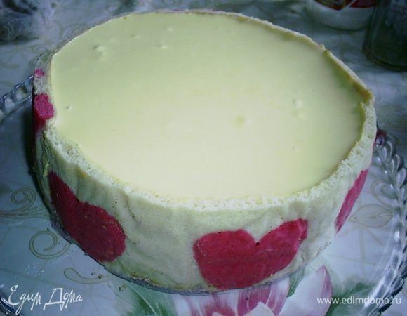 Выливаем сверху застывшего клубничного мусса и оставляем застывать в холодильнике минимум 6 часов, а лучше на ночь. Утром освобождаем торт от разъемного кольца.