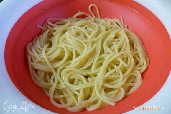 Отвариваем спагетти до готовности.