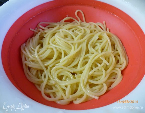 Отвариваем спагетти до готовности.