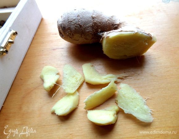 Сначала очистим имбирь и нарежем на ломтики, но можно и натереть!