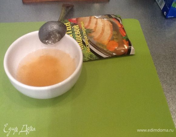 Заливаем желатин горячей водой, перемешиваем и ждем пока он растворится.