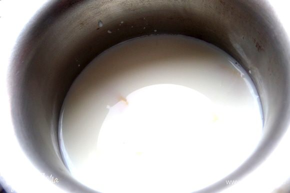 Заливаем молоко, например, в турку и бросаем туда имбирь.