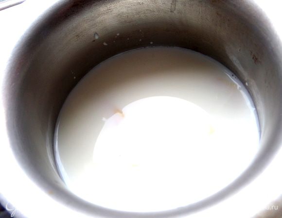 Заливаем молоко, например, в турку и бросаем туда имбирь.