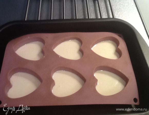 Добавляем в сливки набухший желатин  и нагреваем почти до кипения, не кипятим. Разливаем по формочкам, остужаем, ждем пока застынет.