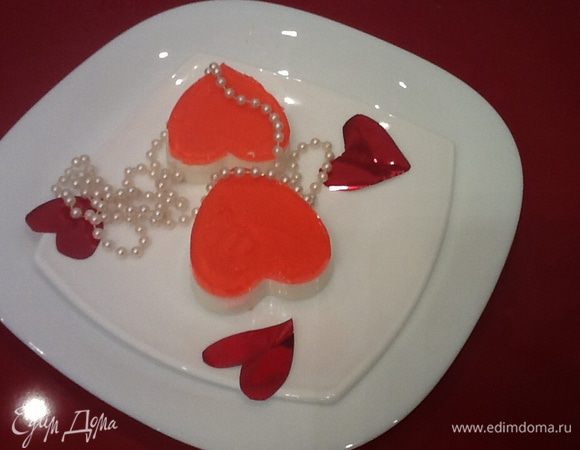 Очень аккуратно вытаскиваем наше двухслойное желе из формы и украшаем по желанию. Всех с праздником!! Желаю всем найти свою половинку.