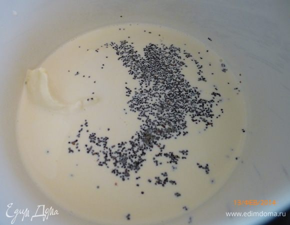 Готовим соус. В сливки добавляем мак и мед, доводим до кипения. Увариваем соус на медленном огне до тех пор, пока не сварятся спагетти. Соус должен немного загустеть.